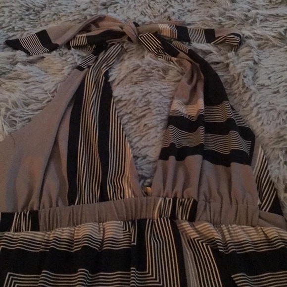 Halter top in grey with line prints size small - Picture 2 of 2